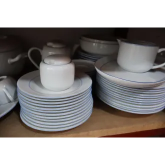 Service de vaisselle en porcelaine : *Prix à discuter*
