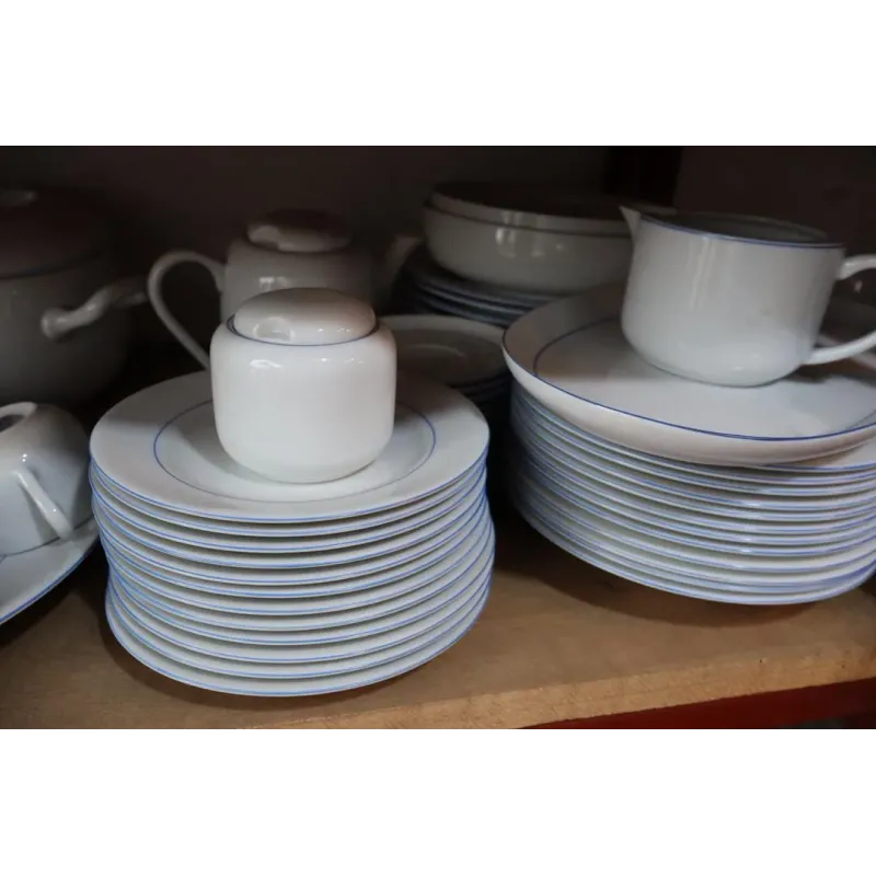 Service de vaisselle en porcelaine : *Prix à discuter*